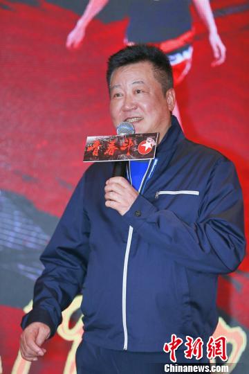 睽违电视荧屏三年,赵宝刚新剧《青春斗》将目光聚焦青年人的成长与蜕变。 康玉湛 摄 睽违电视荧屏三年,赵宝刚新剧《青春斗》将目光聚焦青年人的成长与蜕变。 康玉湛 摄