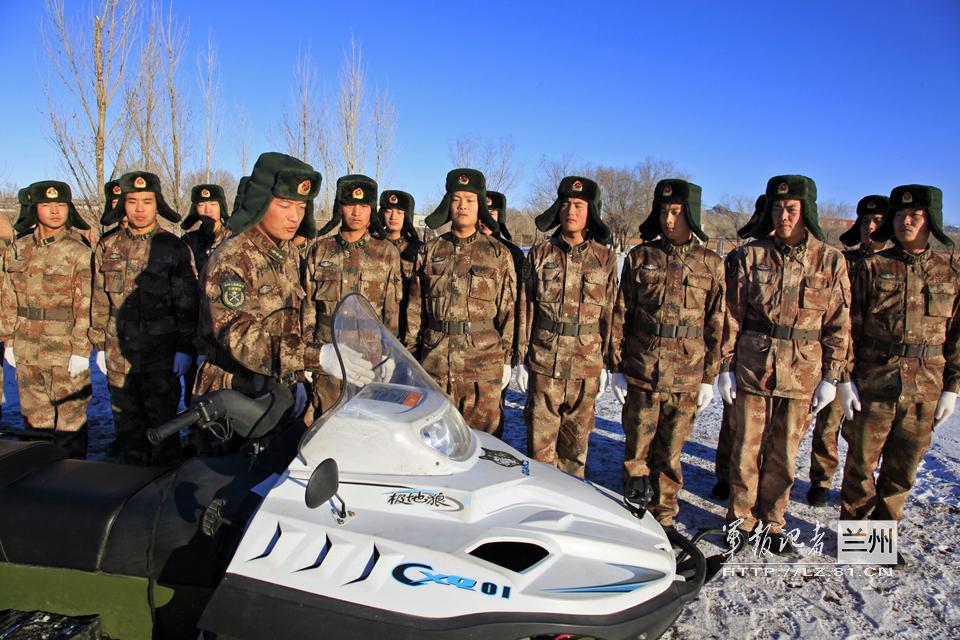 新疆军区边防团用上雪地摩托
