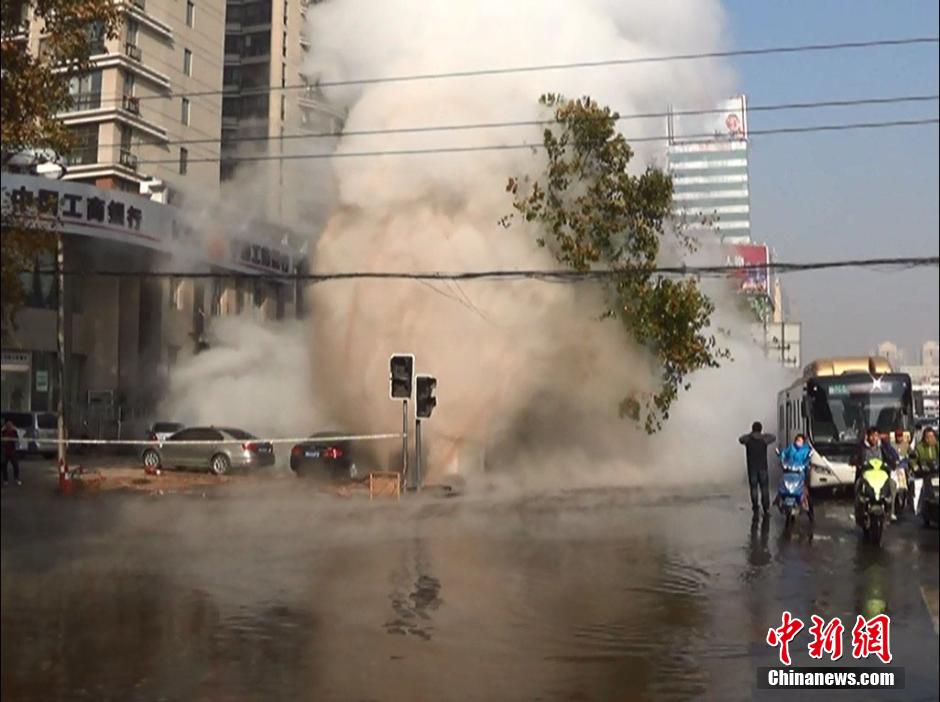 郑州热力管道爆管喷20米高水柱