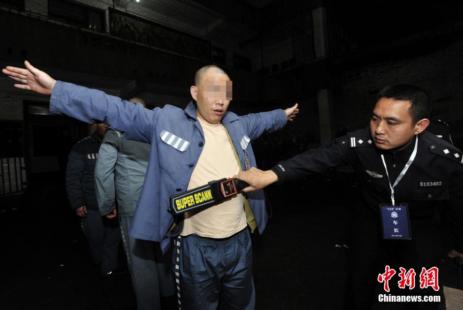 四川川南监狱整体搬迁 150名武警全程押解